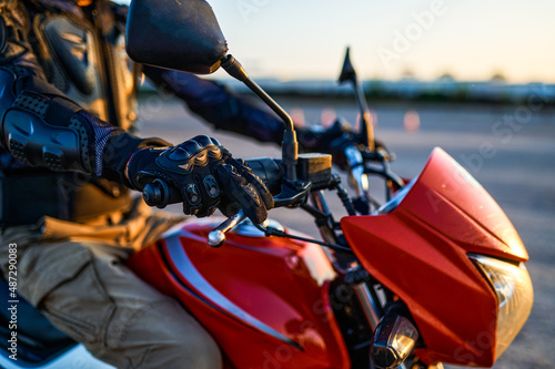 Photo Student on motorbike, closeup, motorcycle school