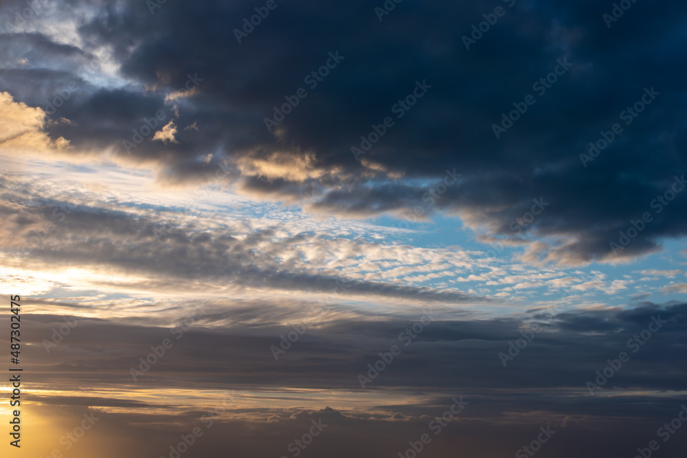 Obraz premium nuages noirs au lever du soleil