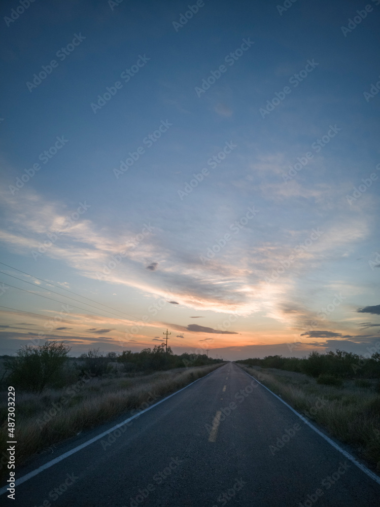 Fototapeta premium atardecer en el campo