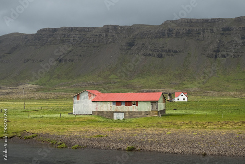 Gehöft am kleinen Fluß Brynjudaslsá nahe dem Hvalfjörður im Tal Botnsdalur