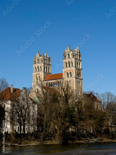View on spring landscape by St. Maximilian church and Isar in Munich © Enrico Buss