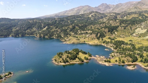 survol d'un lac de montagne matemale et des forets dans les Pyrénées-Orientales, sud de la France, parc naturel des Bouillouses
