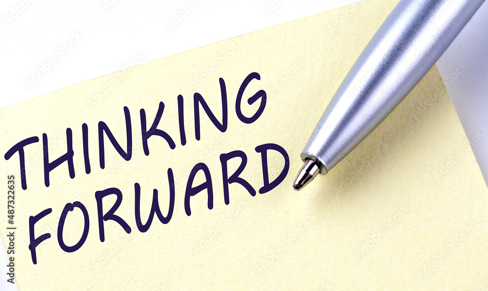 Obraz premium Sticky Note Message THINKING FORWARD with pen on white background