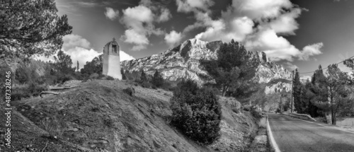 Montagne Sainte Victoire en Provence, paysage provençale 
