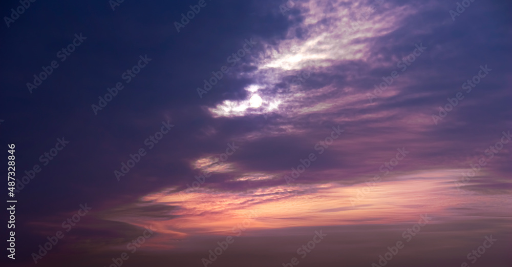 Fototapeta premium Beautiful sunset with clouds in lilac colors