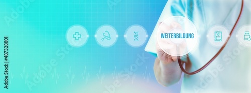 Weiterbildung in der Medizin. Arzt mit Stethoskop im Fokus. Icons und Text auf einem digitalen Interface. Medizinische Technologie