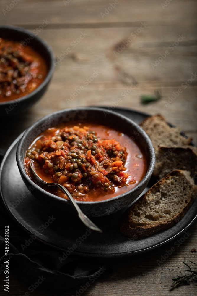 assiette de soupe de lentilles et tomates fait maison aux herbes et épices assiette de soupe de lentilles et tomates fait maison aux herbes et épices