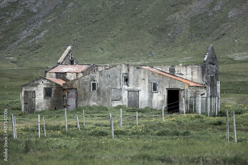 Vefallenes Gebäude nahe Rif auf der Halbinsel Snæfellsnes im Westen Island photo