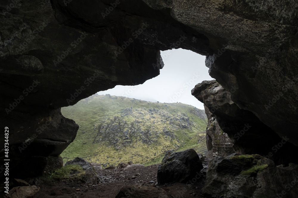 Sönghellir - Lvavahöhlen auf der Halbinsel Snæfellsnes. die Lavahöhlen sind für ihre Akkustik bekannt.