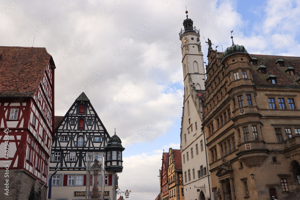 Fototapeta premium Mittelalterliche Pracht in Rothenburg ob der Tauber; Herrngasse am Markt mit Fleischhaus, Marienapotheke und beiden Rathausbauten