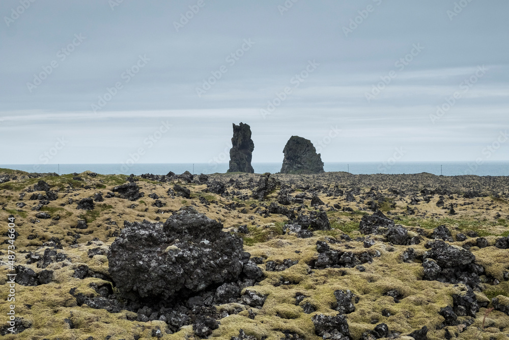 Vom Meer und den Gezeiten ausgespülte Lavaformationen an der Küste bei Arnarstapa auf der Halbinsel Snæfellsnes im Westen Islands