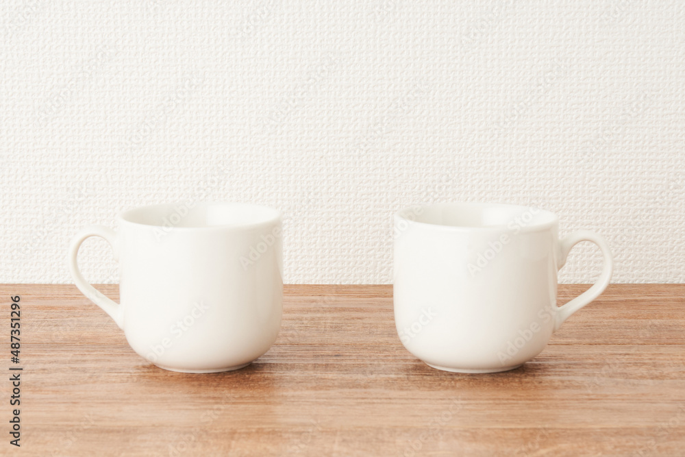 コーヒーカップ 木目 白い壁 コーヒーカップ 木目 白い壁