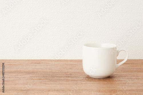 コーヒーカップ　木目　白い壁