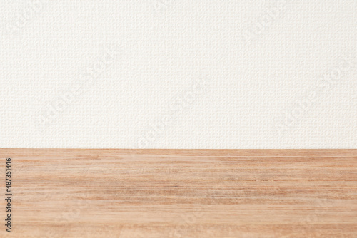 白い壁と木目 木製テーブル