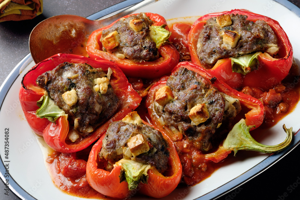 Gefüllte Paprikaschoten mit Feta in Tomatensauce in einer Auflaufform ...