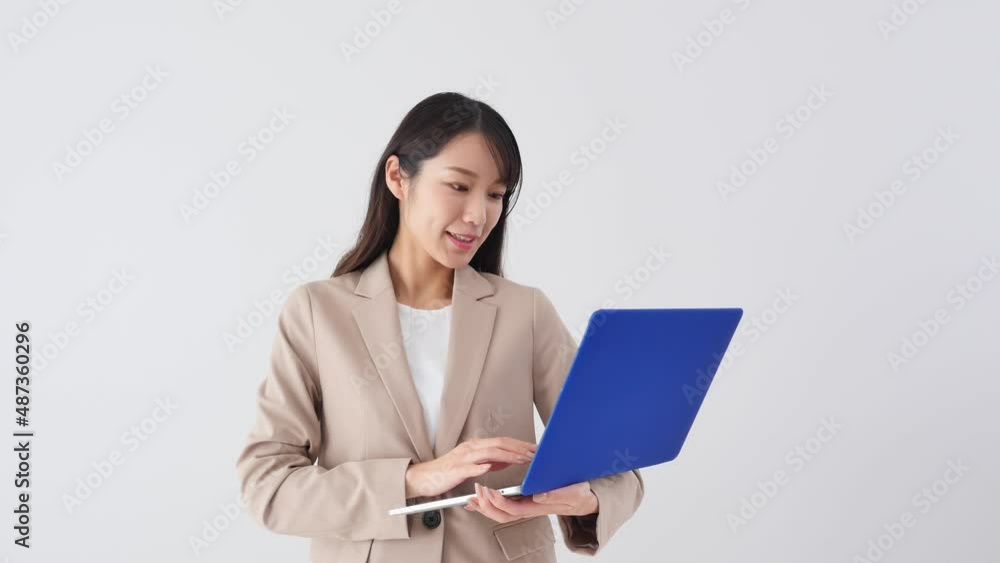 ビジネスウーマン ノートパソコン　白背景