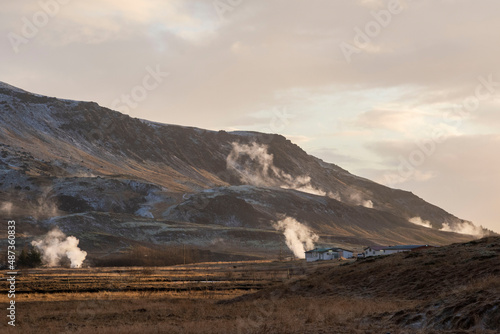 Dampf heißer Quellen im Hochtemperaturgebiet des Zentralvulkans Grensdalur im Tal Reykjadalur nahe Hveragerði