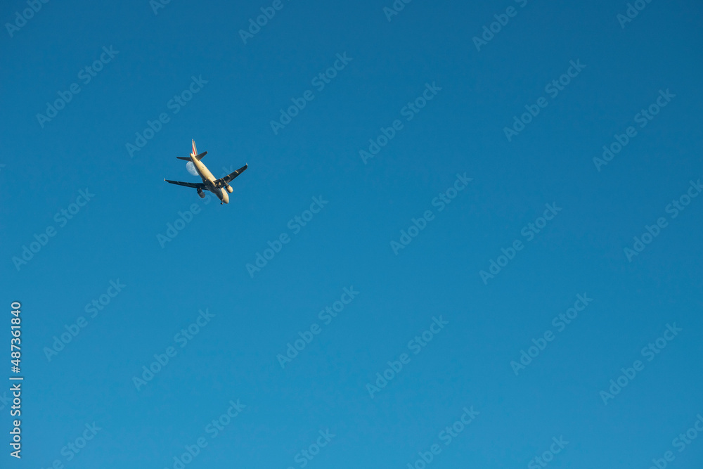 Airbus A320 auf blauem Himmel, wolkenlos vor Mond Airbus A320 auf blauem Himmel, wolkenlos vor Mond