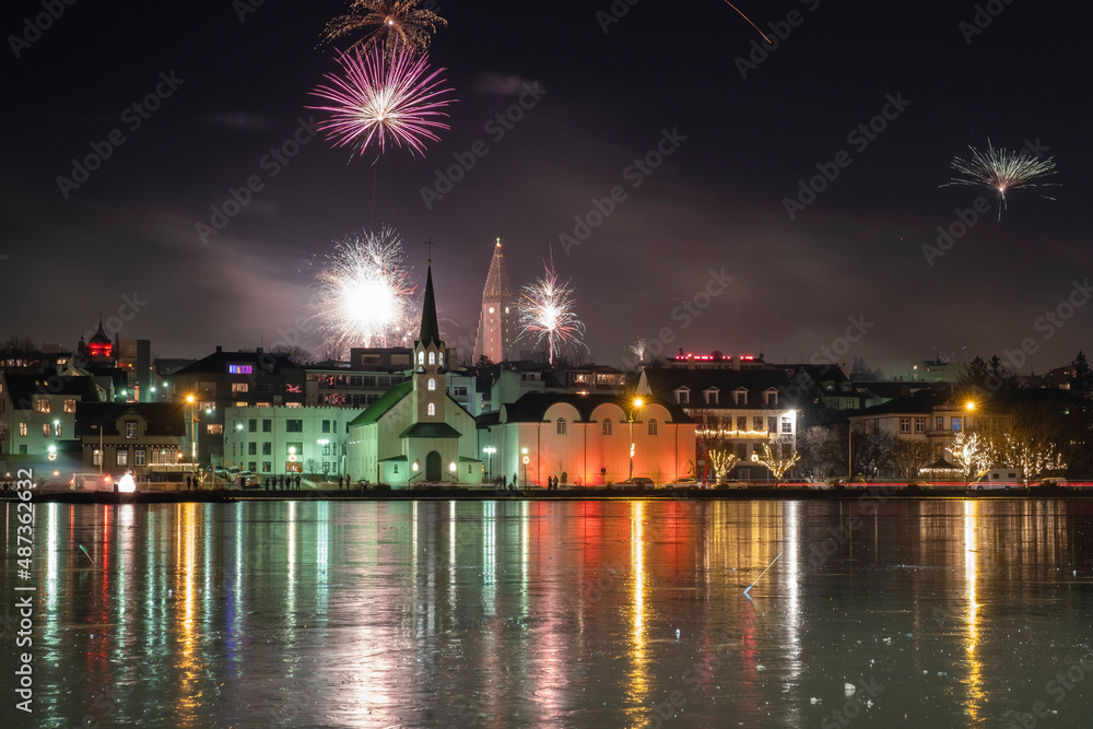 Naklejka premium Mit einem Silvesterfeuerwerk über der isländischen Hauptstadt begrüßen die Isländer das neue Jahr.