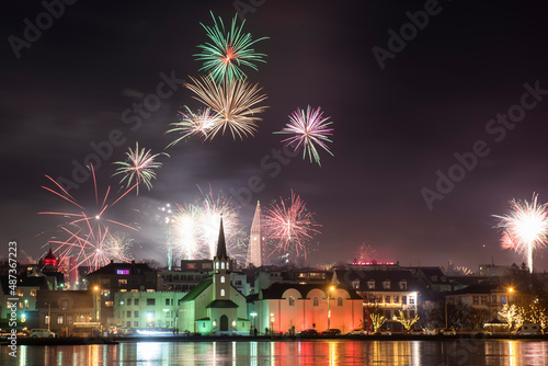 Mit einem Silvesterfeuerwerk über der isländischen Hauptstadt begrüßen die Isländer das neue Jahr.