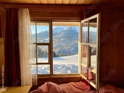 Geöffnetes Fenster mit Ausblick in die Berge