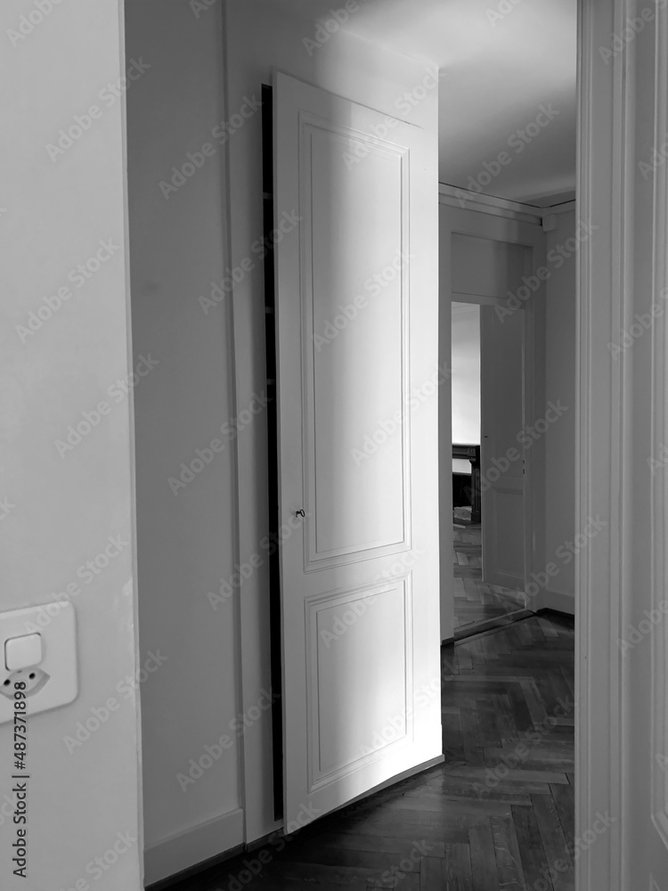 Couloir d'un appartement vide ancien Couloir d'un appartement vide ancien