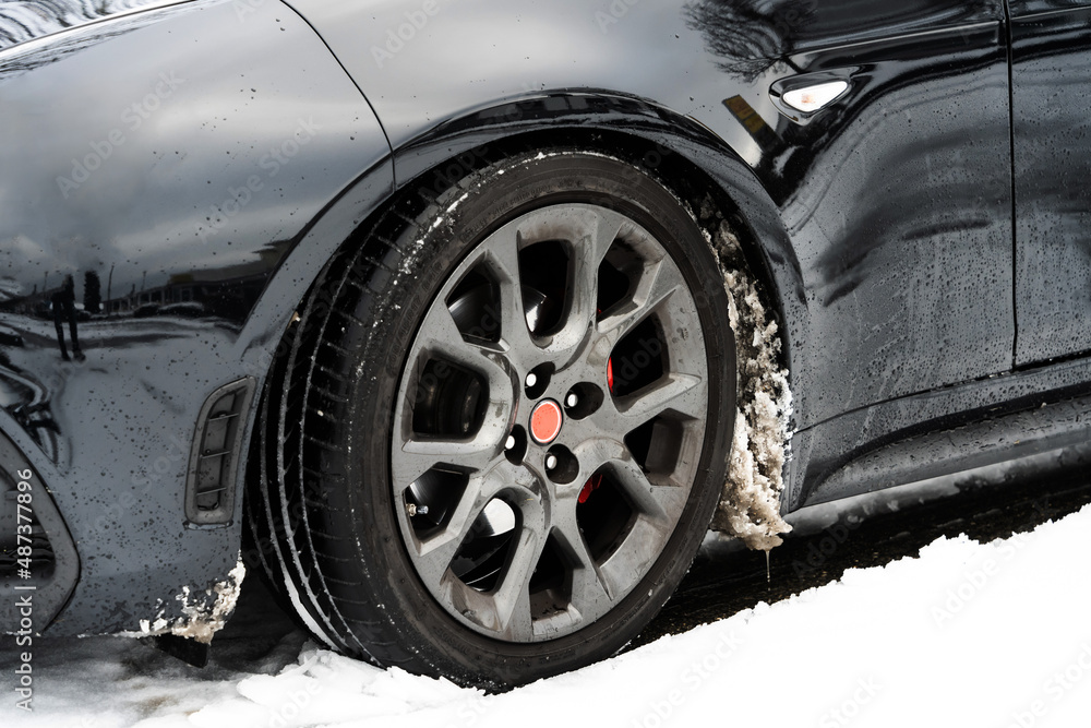 DetaiL Reifen eines Autos im Schnee DetaiL Reifen eines Autos im Schnee