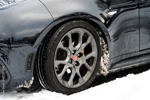 DetaiL Reifen eines Autos im Schnee © christophe papke