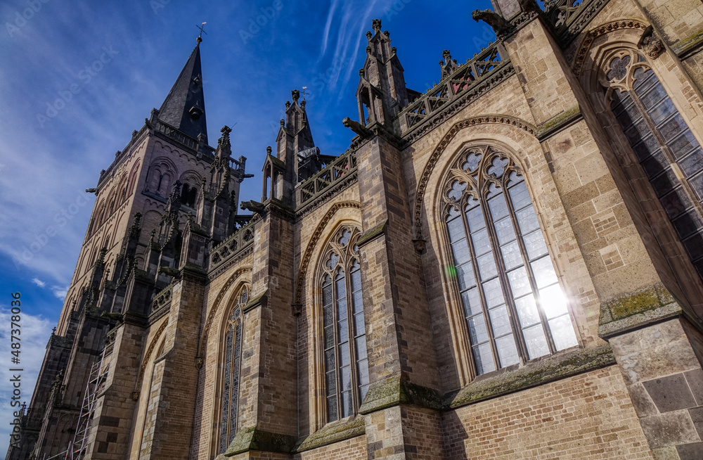 Fototapeta premium Fassade und Turm eines historischen Doms in Xanten