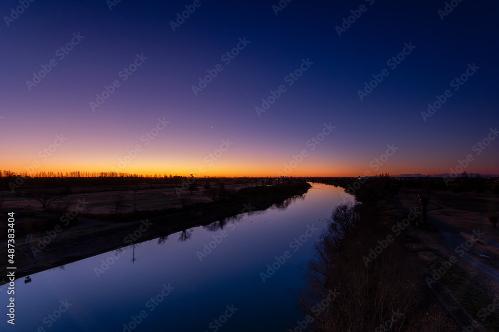 夜明け間近の荒川の景色