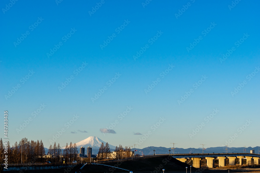 さいたま市から見る早朝の富士山