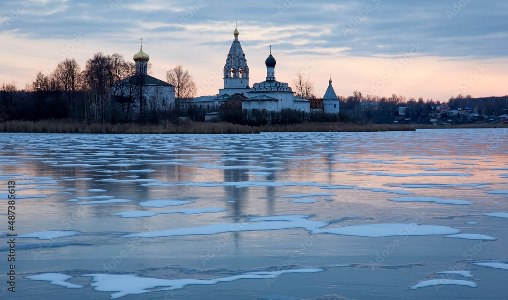 Fototapeta premium Orthodox Christian monastery on the island of Lake Vorsmenskoye in the Nizhny Novgorod region