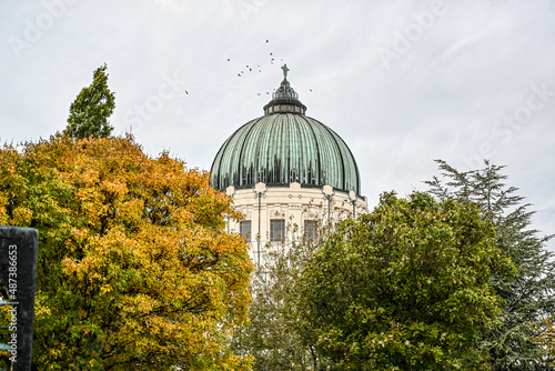 Der Wiener Zentralfriedhof wurde 1874 eröffnet und zählt mit einer Fläche von fast zweieinhalb Quadratkilometern und rund 330.000 Grabstellen mit rund drei Millionen Verstorbenen zu den größten Friedh photo