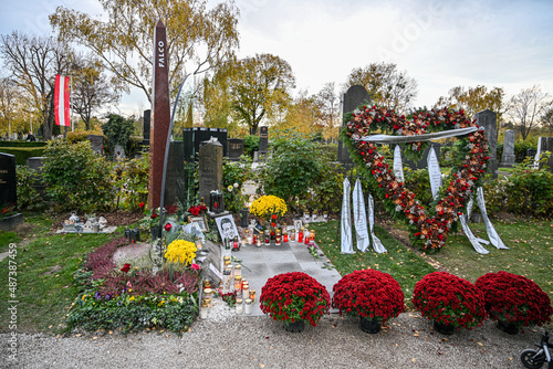 Εκτύπωση καμβά Der Wiener Zentralfriedhof wurde 1874 eröffnet und zählt mit einer Fläche von fast zweieinhalb Quadratkilometern und rund 330