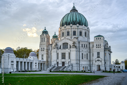 Der Wiener Zentralfriedhof wurde 1874 eröffnet und zählt mit einer Fläche von fast zweieinhalb Quadratkilometern und rund 330.000 Grabstellen mit rund drei Millionen Verstorbenen zu den größten Friedh photo