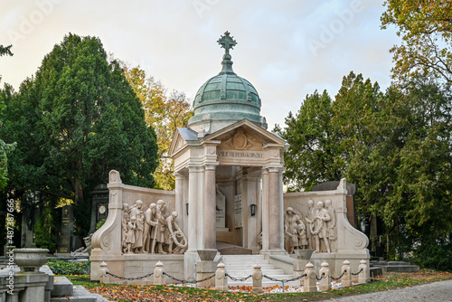 Der Wiener Zentralfriedhof wurde 1874 eröffnet und zählt mit einer Fläche von fast zweieinhalb Quadratkilometern und rund 330.000 Grabstellen mit rund drei Millionen Verstorbenen zu den größten Friedh