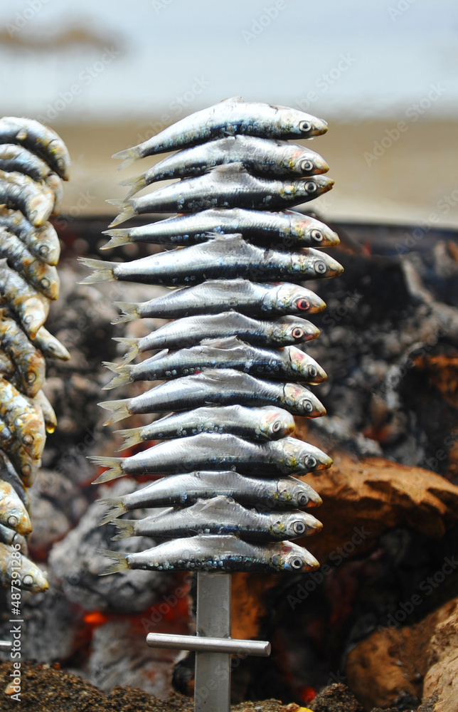 Brochettes (espetos) de sardines grillées sur la plage de Malaga, Costa