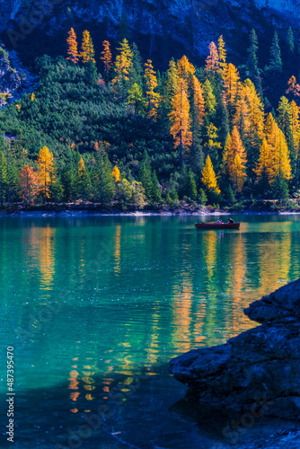 Fototapeta Naklejka Na Ścianę i Meble -  Autumn and golden reflections on Lake Braies. Park of the Dolomites.