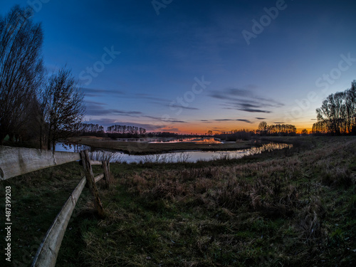 Naturschutzgebiet am Abend. Sonnenuntergang am See