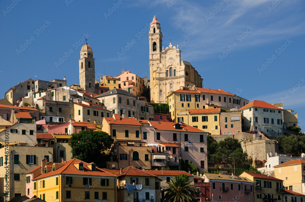 Il borgo di Cervo e la Chiesa dei Corallini che lo sovrasta, Liguria, Italia.