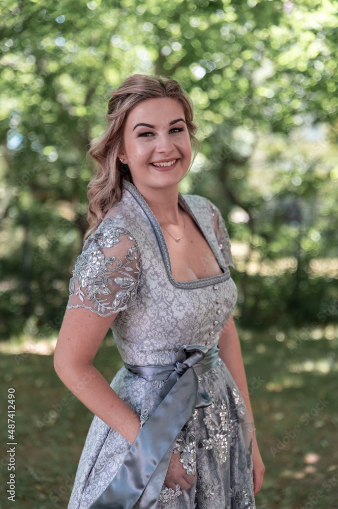 junge, lächelnde Frau in Dirndlkleid