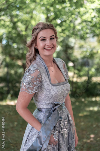 Obraz na płótnie junge, lächelnde Frau in Dirndlkleid w salonie