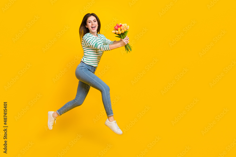 Full body photo of running attractive girl give mom present on birthday woman day isolated on yellow color background Full body photo of running attractive girl give mom present on birthday woman day isolated on yellow color background