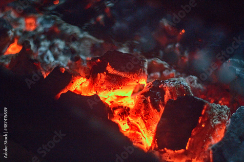 brazas ardientes de carbon prendido, carbon para asados