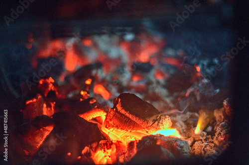 brazas ardientes de carbon prendido, carbon para asados