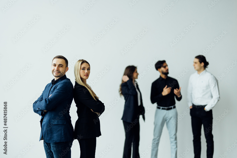Obraz premium Businesswoman and businessman on the foreground of his collegues