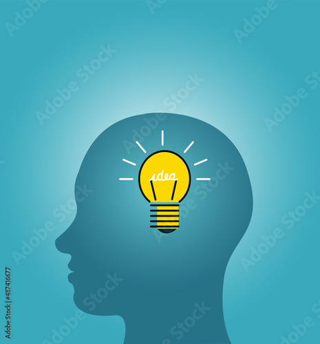 une ampoule s'allume dans la tête d'une silhouette. La lampe électrique qui s'allume représente le concept de la trouvaille, de l'idée et du génie