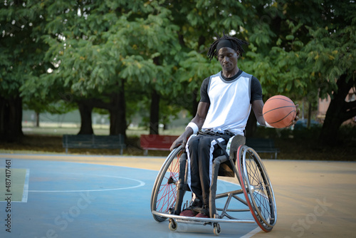Quadro em tela African man with a disability caused by polio playing basketball, champion athle