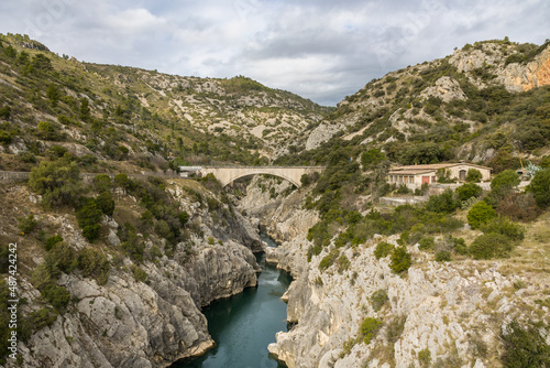 Vue sur les Gorges de l’Hérault depuis le Pont du Diable par un temps nuageux (Occitanie, France)