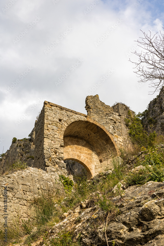Ancienne fortification du village médiéval de Saint-Guilhem-le-Désert (Occitanie, France)
